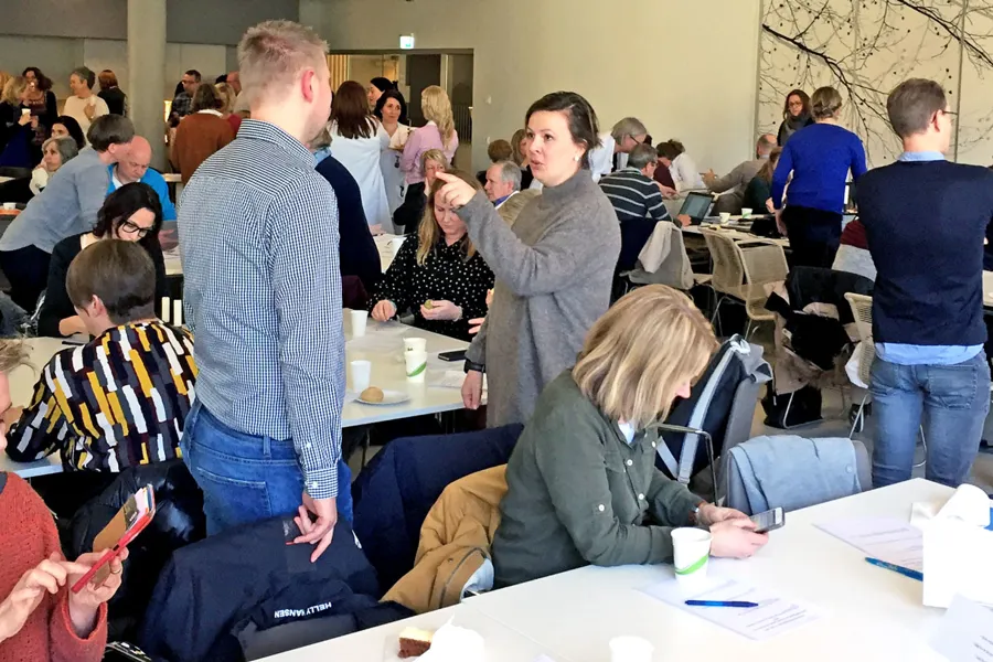 Møtedeltakere har pause. Foto