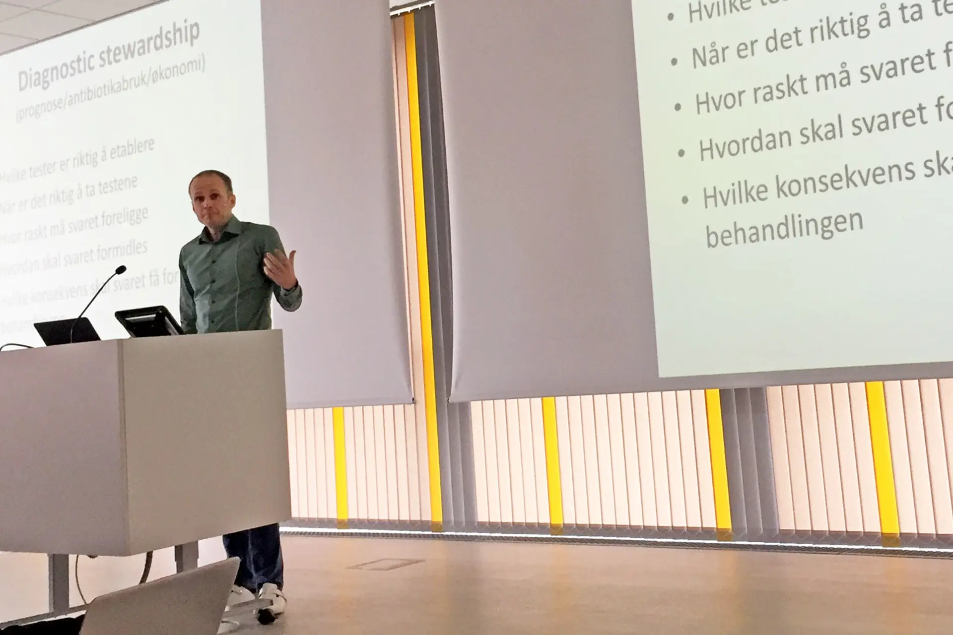 Foredragsholder på scenen. Foto