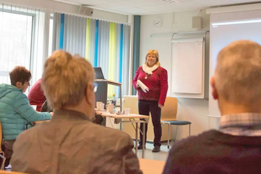 En person som står foran en gruppe mennesker