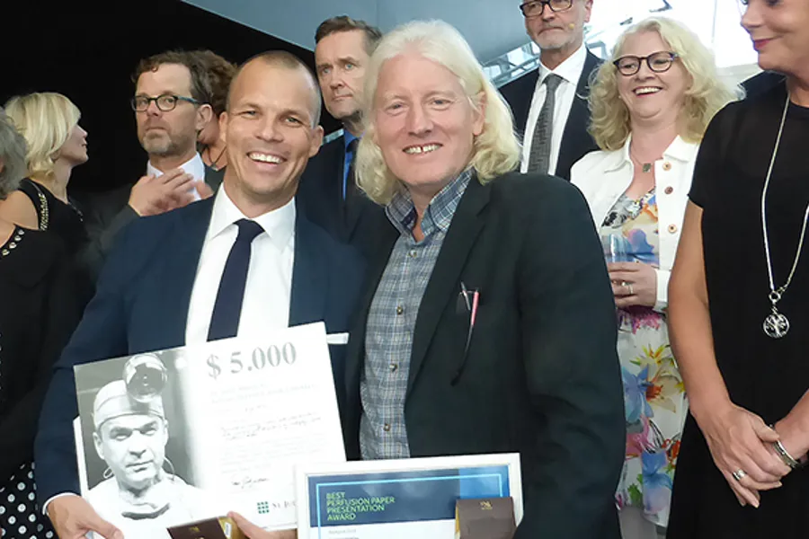 En gruppe mennesker som poserer for et bilde