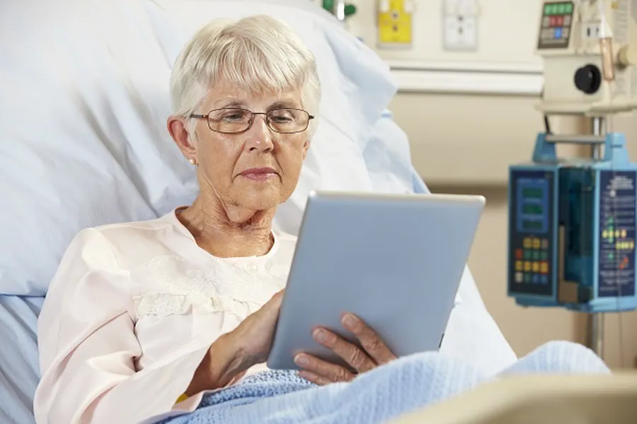 En person i en sykehusseng;