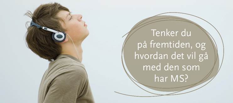 Ung gutt med hodetelefoner. Tekst på bildet "Tenker du på fremtiden, og hvordan det vil gå med den som har MS?". Foto