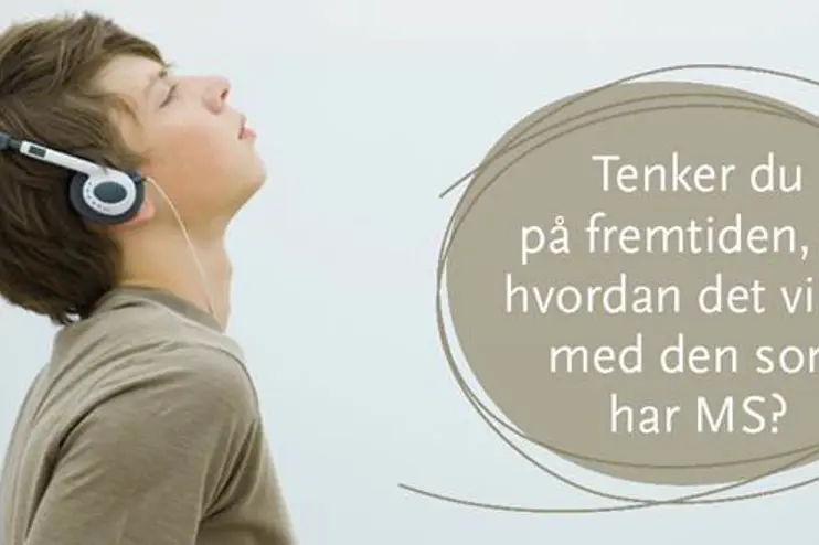 Ung gutt med hodetelefoner. Tekst på bildet "Tenker du på fremtiden, og hvordan det vil gå med den som har MS?". Foto