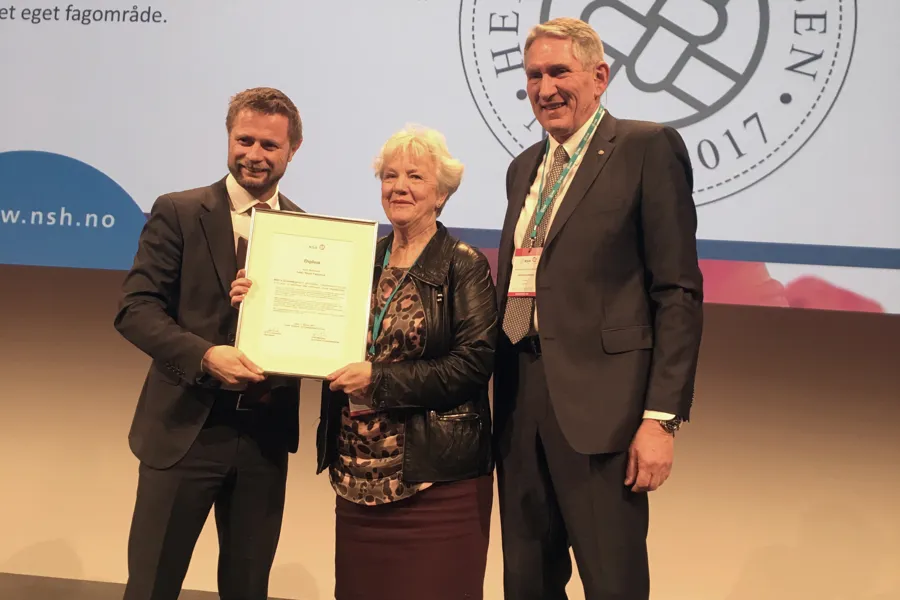 Anne Sissel Faugstad mottar pris fra Bent Høie