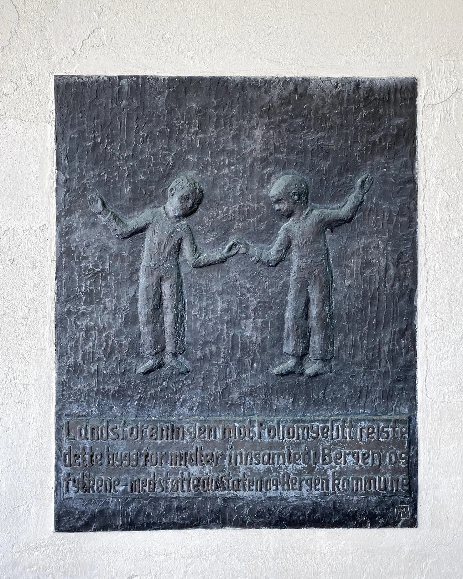 Bronserelieffet måler h100 cm/b80 cm. Foto: Øystein Fykse.