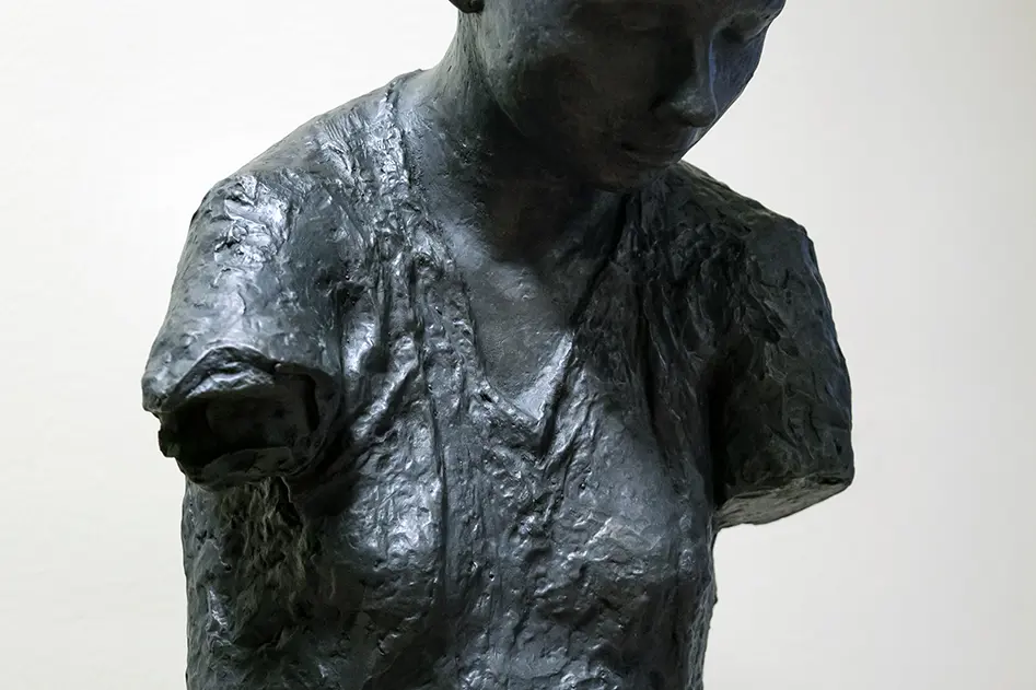 «Torso» (Høgde på skulptur: ca 63 cm, sokkel: 90 cm) Foto: Øystein Fykse.