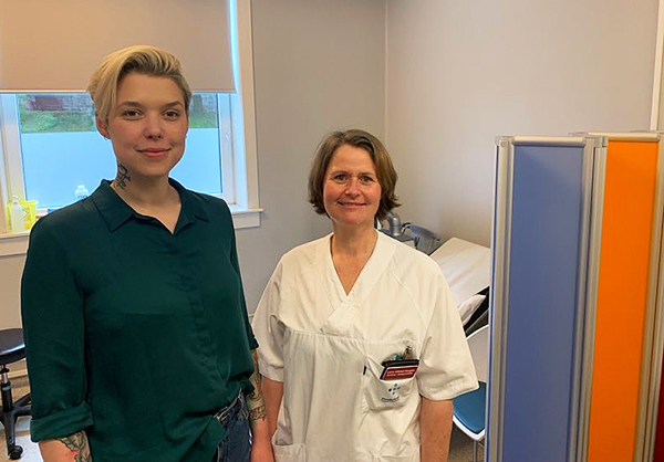 Kvinne og jordmor på undersøkingsrom