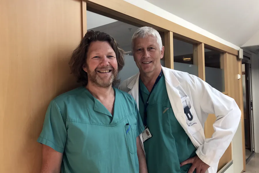 Et par menn som smiler