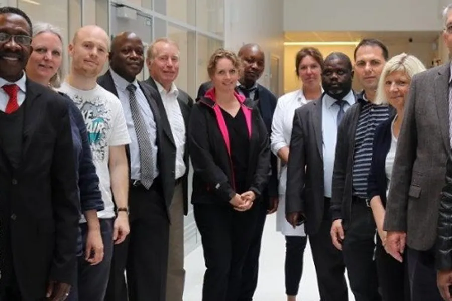 En gruppe mennesker som poserer for et bilde