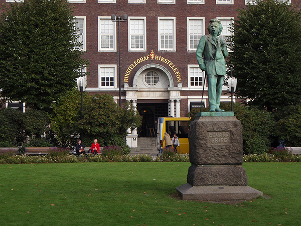 Bilde av Edvard Grieg- statuen i Byparken.