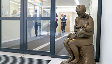 Ung mor i inngangspartiet til barneklinikken i Marie Joys’ hus. 