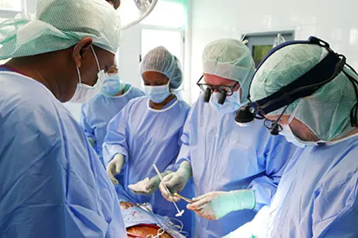 Norske og etiopiske kirurgar under operasjon