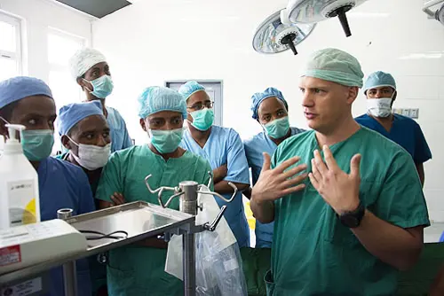 Undervisningssituasjon i Etiopia. Opplæring i bruk av hjarte/lungemaskin