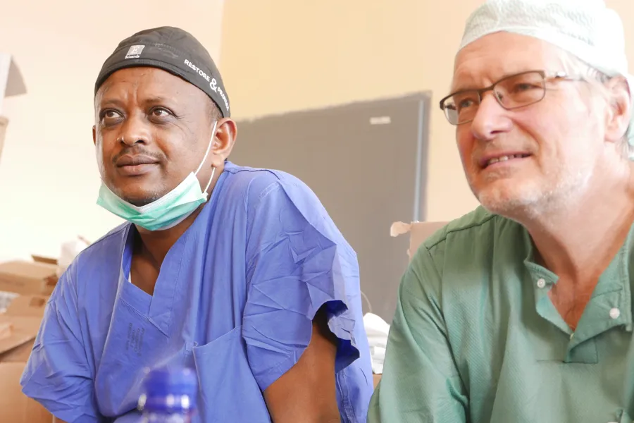 Et par menn i et rom