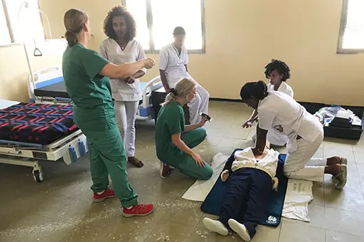 Sjukepleiarar frå Haukeland underviser etiopiske kollegaer i hjarte/lungeredning.