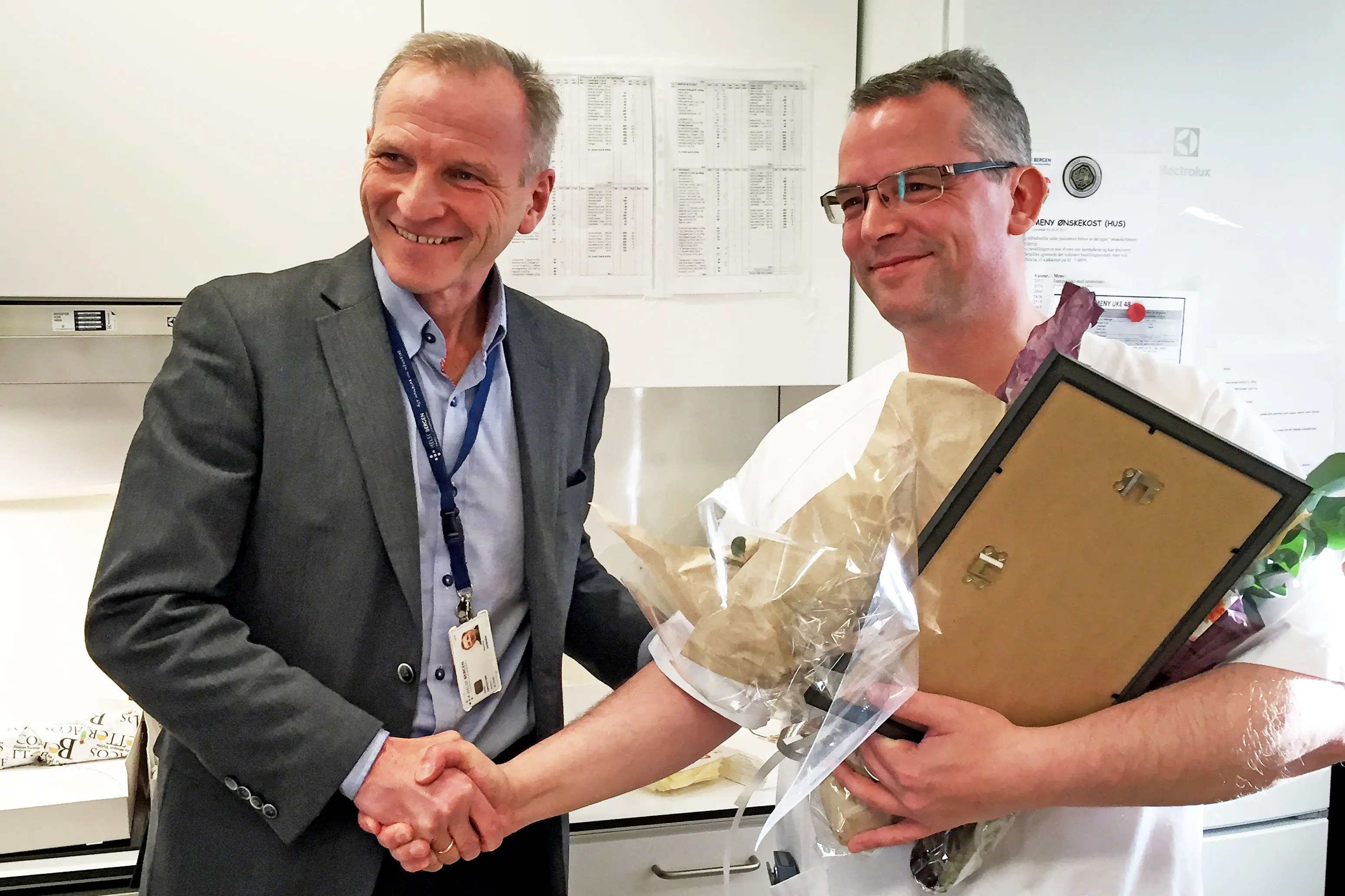 Eivind Hansen gratulerer årets helsearbeider. Foto