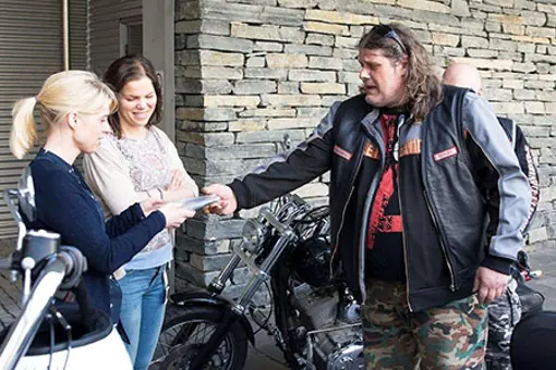 Vardesenteret mottar pengegåve frå Bergen Charity Run