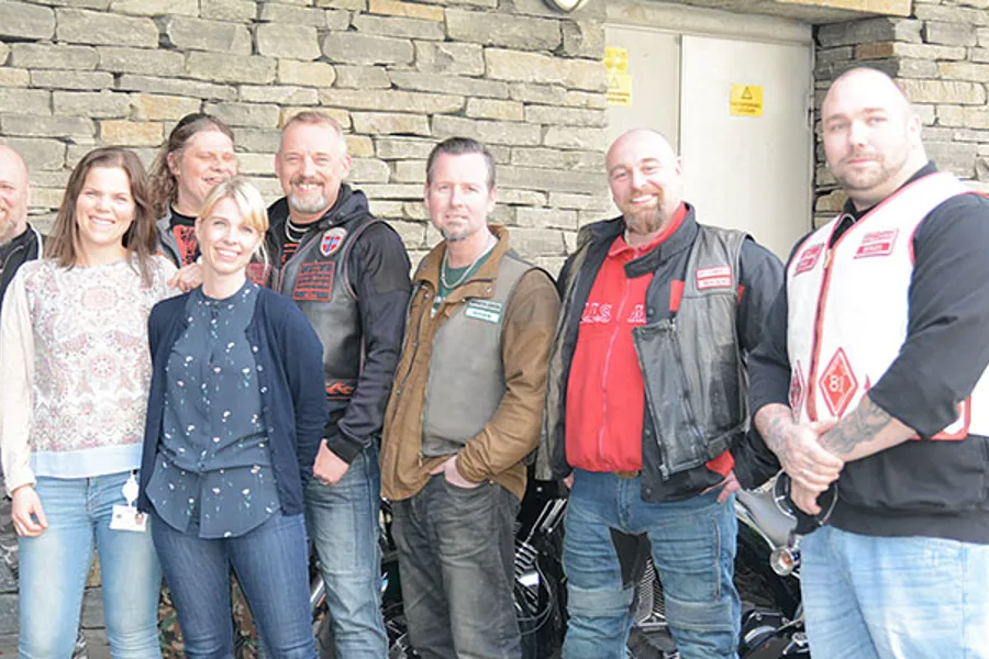 En gruppe mennesker som poserer for et bilde