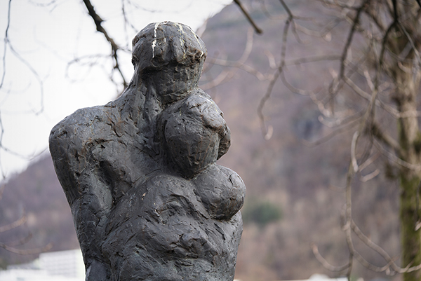 En statue av en person med skjegg