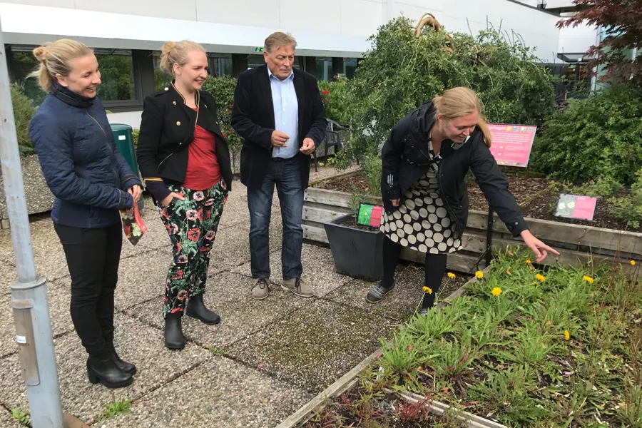 En gruppe mennesker som står utenfor