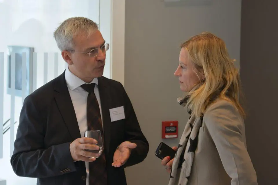 Overlege og professor Bjørn Tore Gjertsen, som er medisinsk leiar av klinisk forskingspost for vaksne, i samtale med Maiken Enge