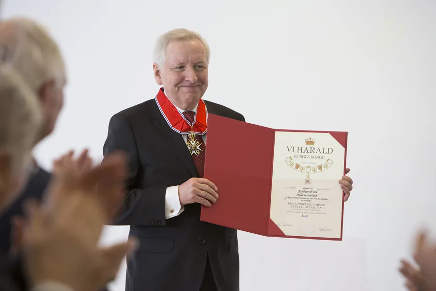 En mann som holder et skilt