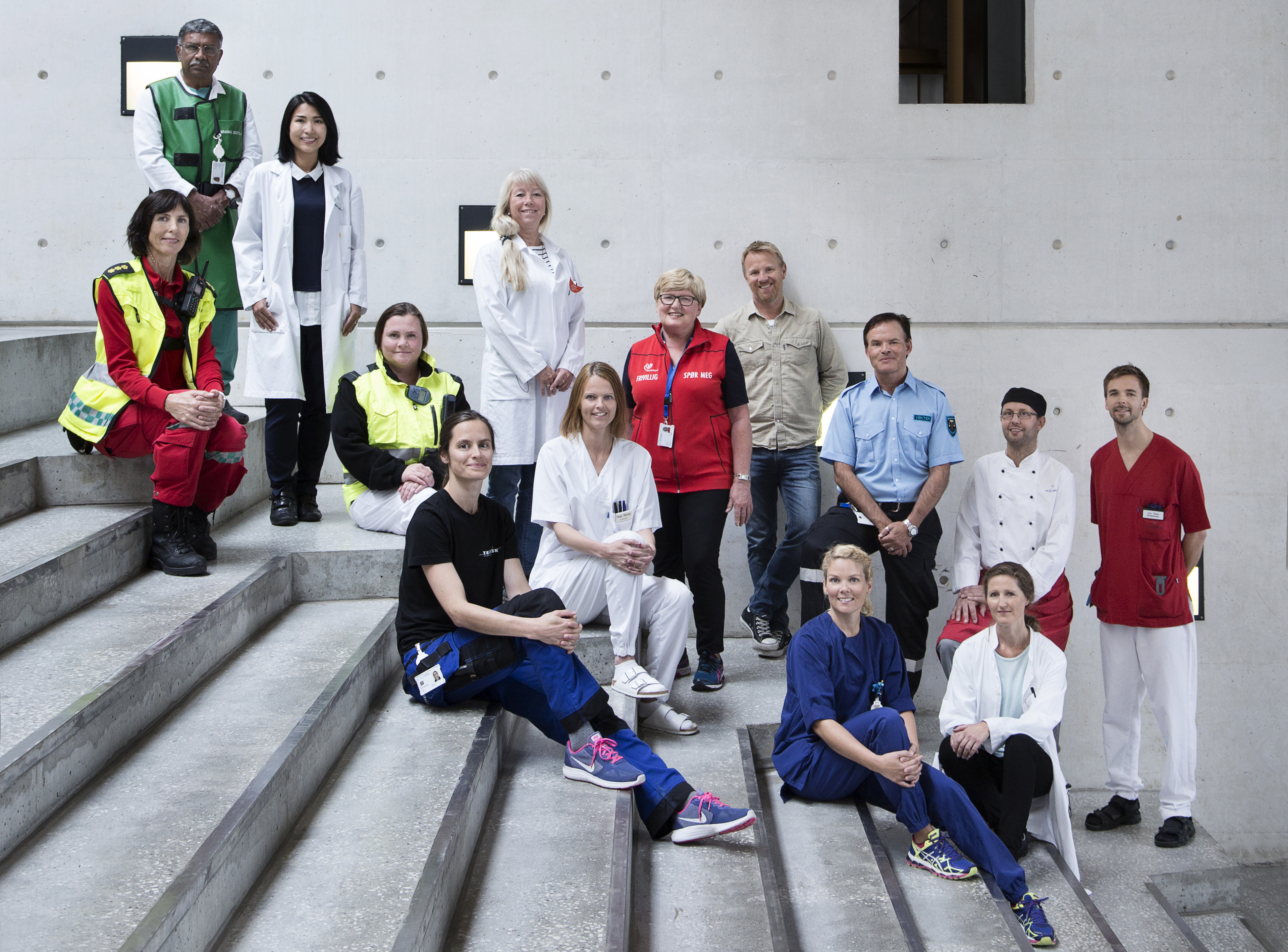 Gruppebilde tilsette i trapp. Foto