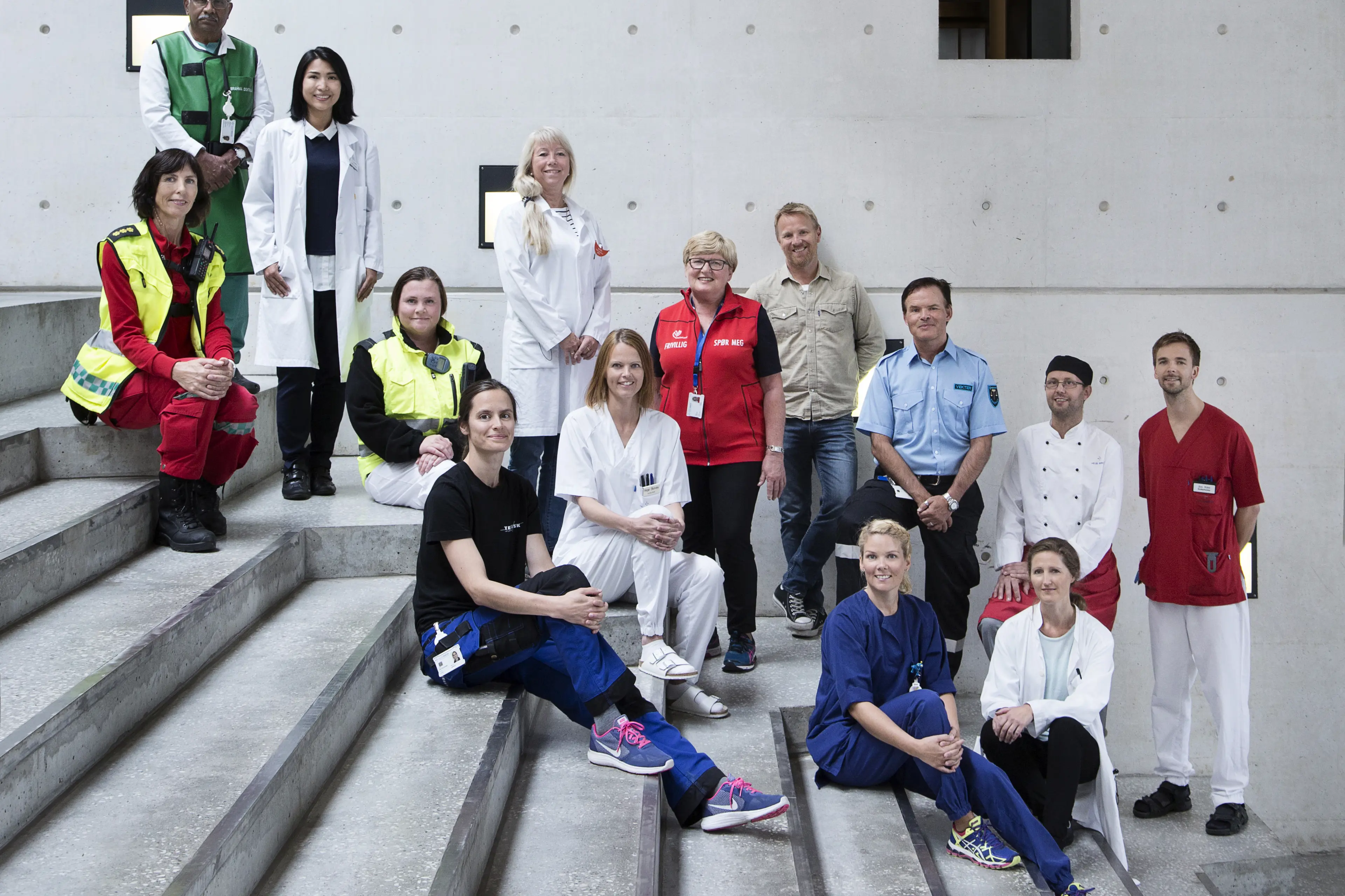 Gruppebilde tilsette i trapp. Foto