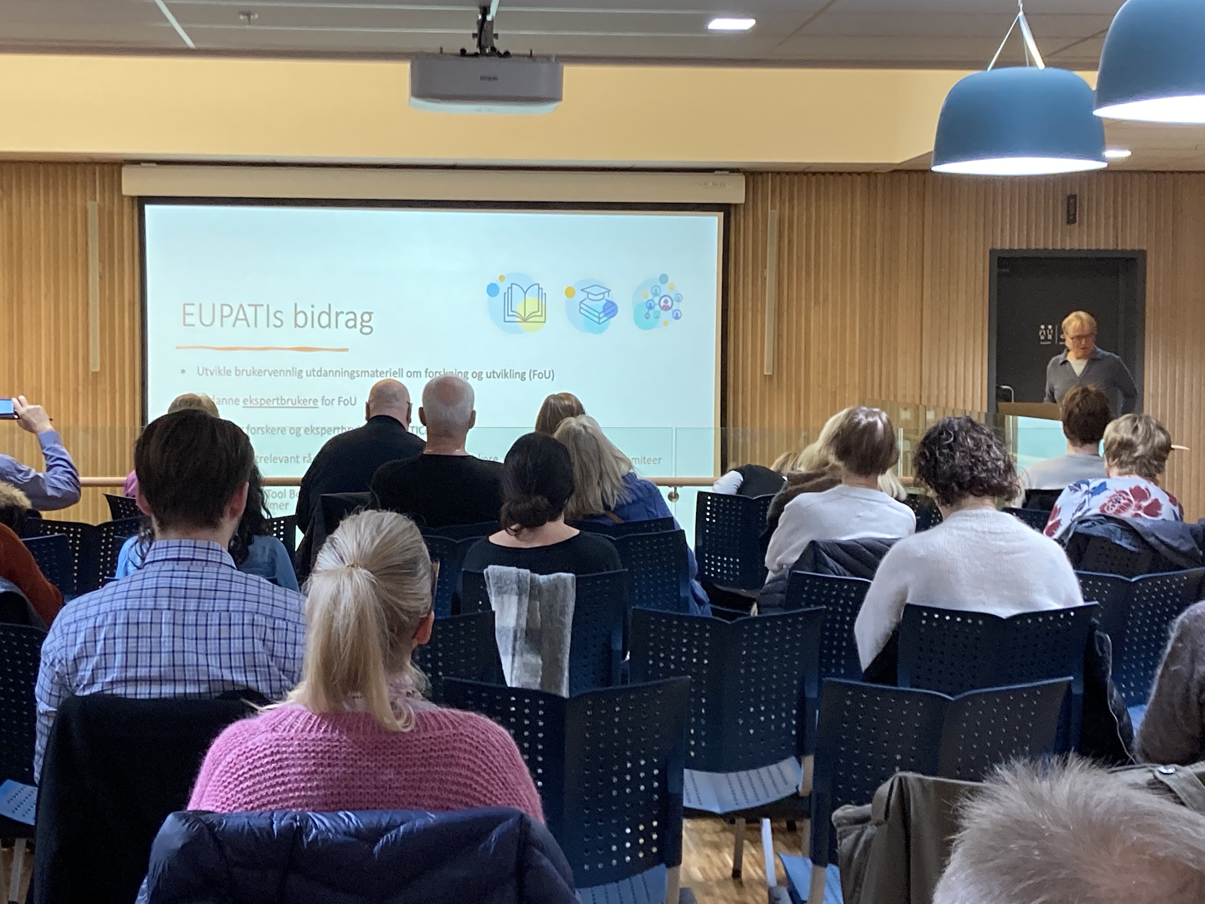 En person som holder en presentasjon for et publikum