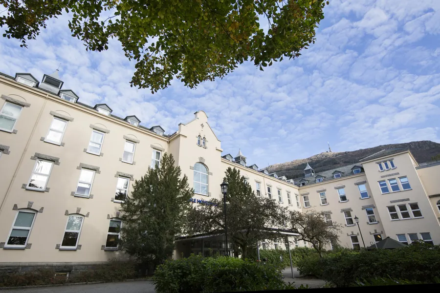 Eksteriør Gamle hovedbygg på Haukelandsområdet, blå himmel med spredte skyer. Foto
