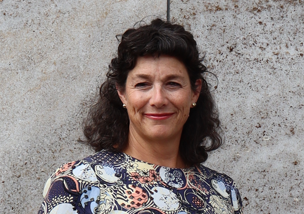 En kvinne som smiler til kameraet