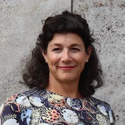 En kvinne som smiler til kameraet