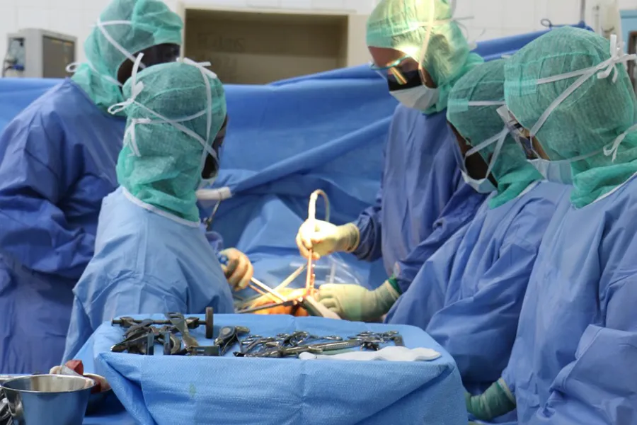 Kirurgane under ein hofteproteseoperasjon