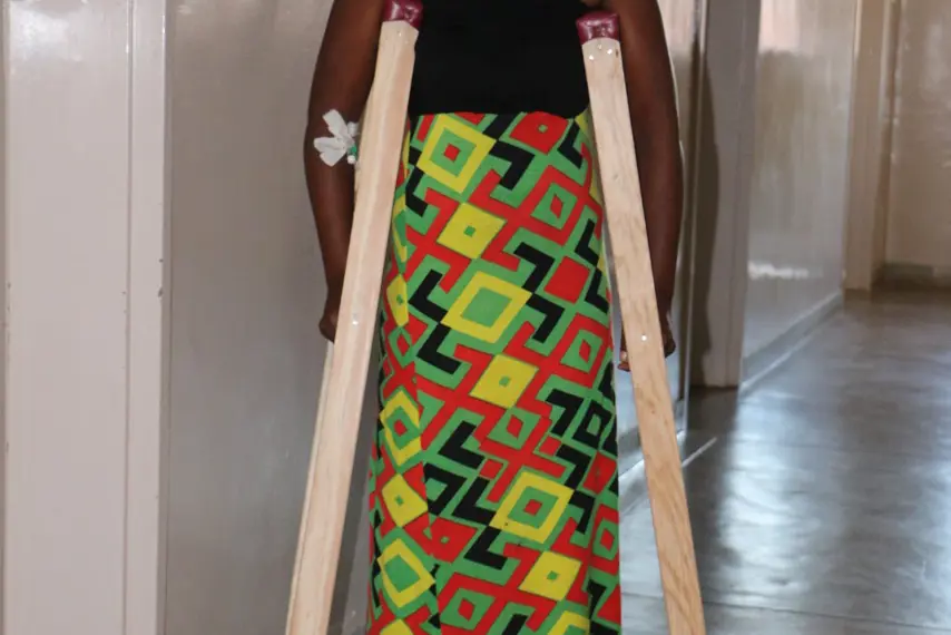 Kvinne med krykker i sykehusgang. Foto