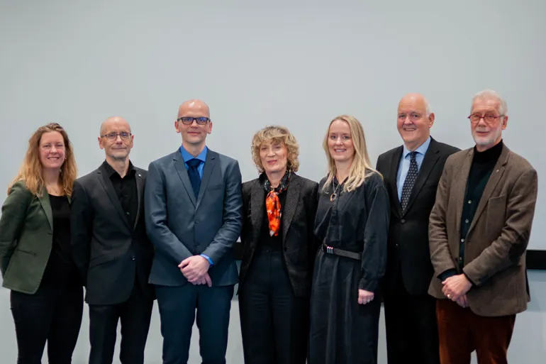 Gruppebilde av phd kandidat Røed Pettersen, opponentar og leier av disputas.