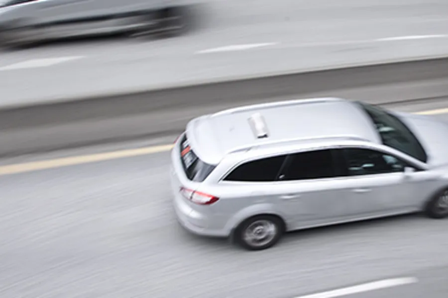 En hvit bil på veien