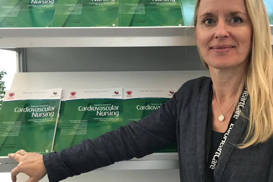 Norekvål foran bladstativ. Foto