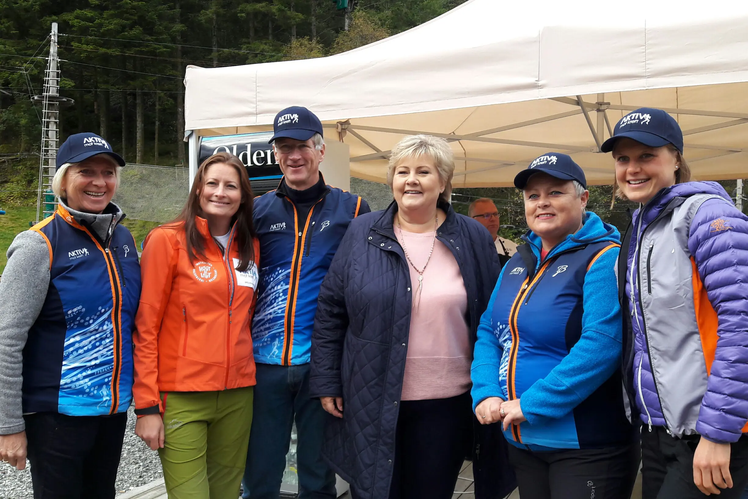 Gruppebilde med statsminister Erna Solberg. Foto
