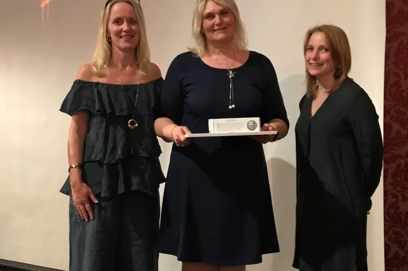 Irene Instenes sammen med to kvinnelige kolleger fra forskningsgruppen. Foto