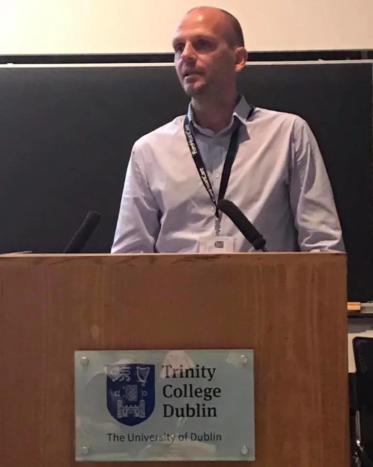 Trond Pettersen holder presentasjon ved talerstol. Foto