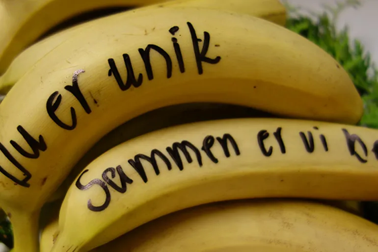 En gul banan med svart tekst