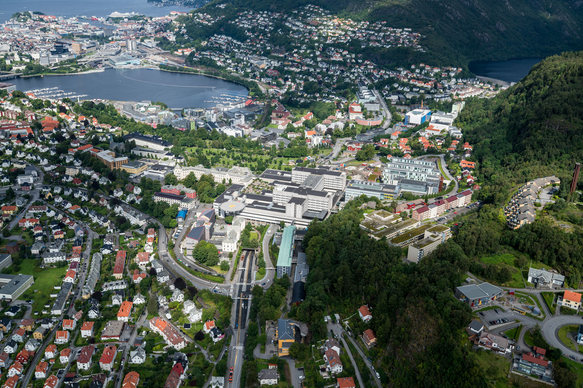Flyfoto av bergensdalen og haukeland campus. 