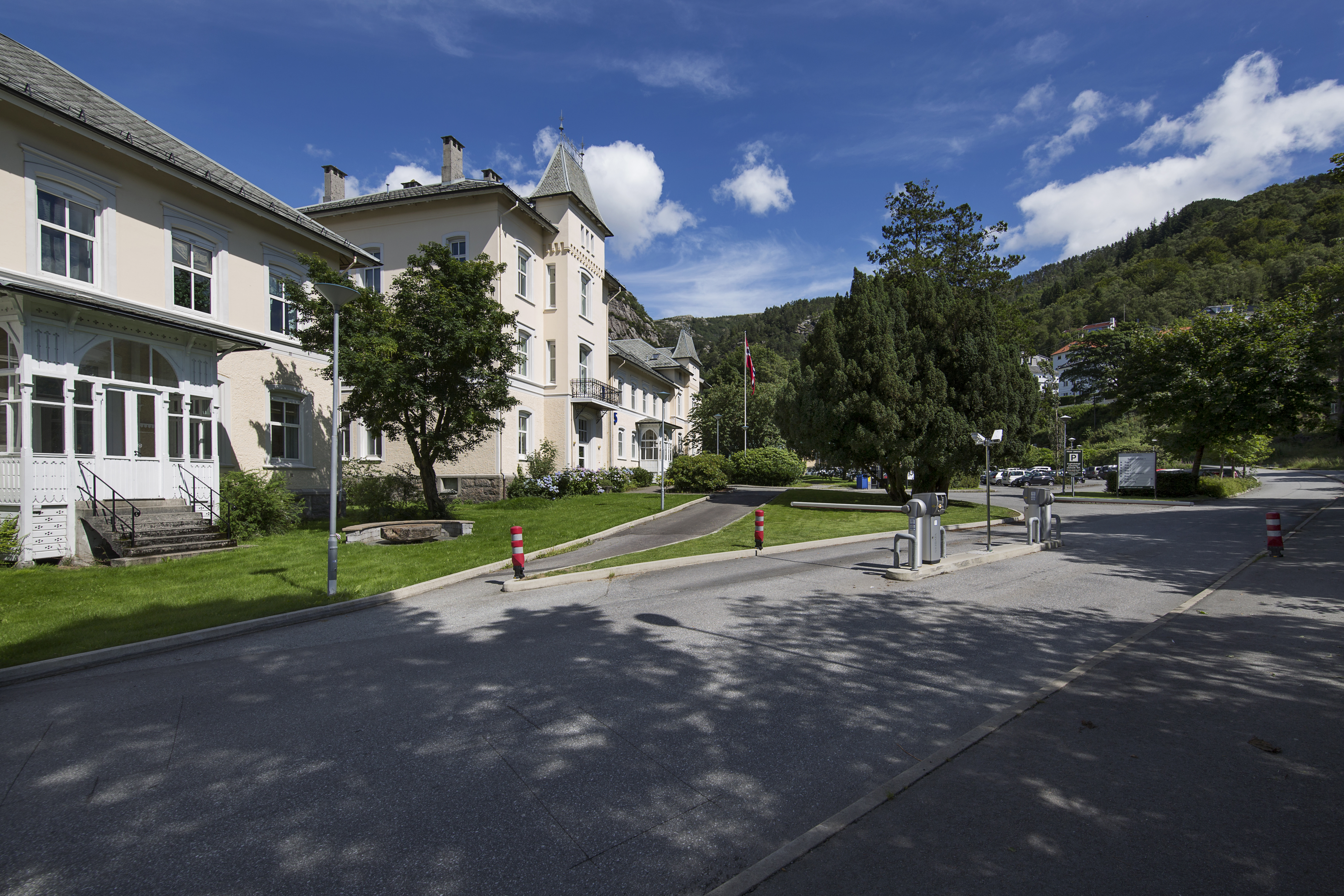 Eksteriør sjukehusbygg og parkeringsplass. Foto