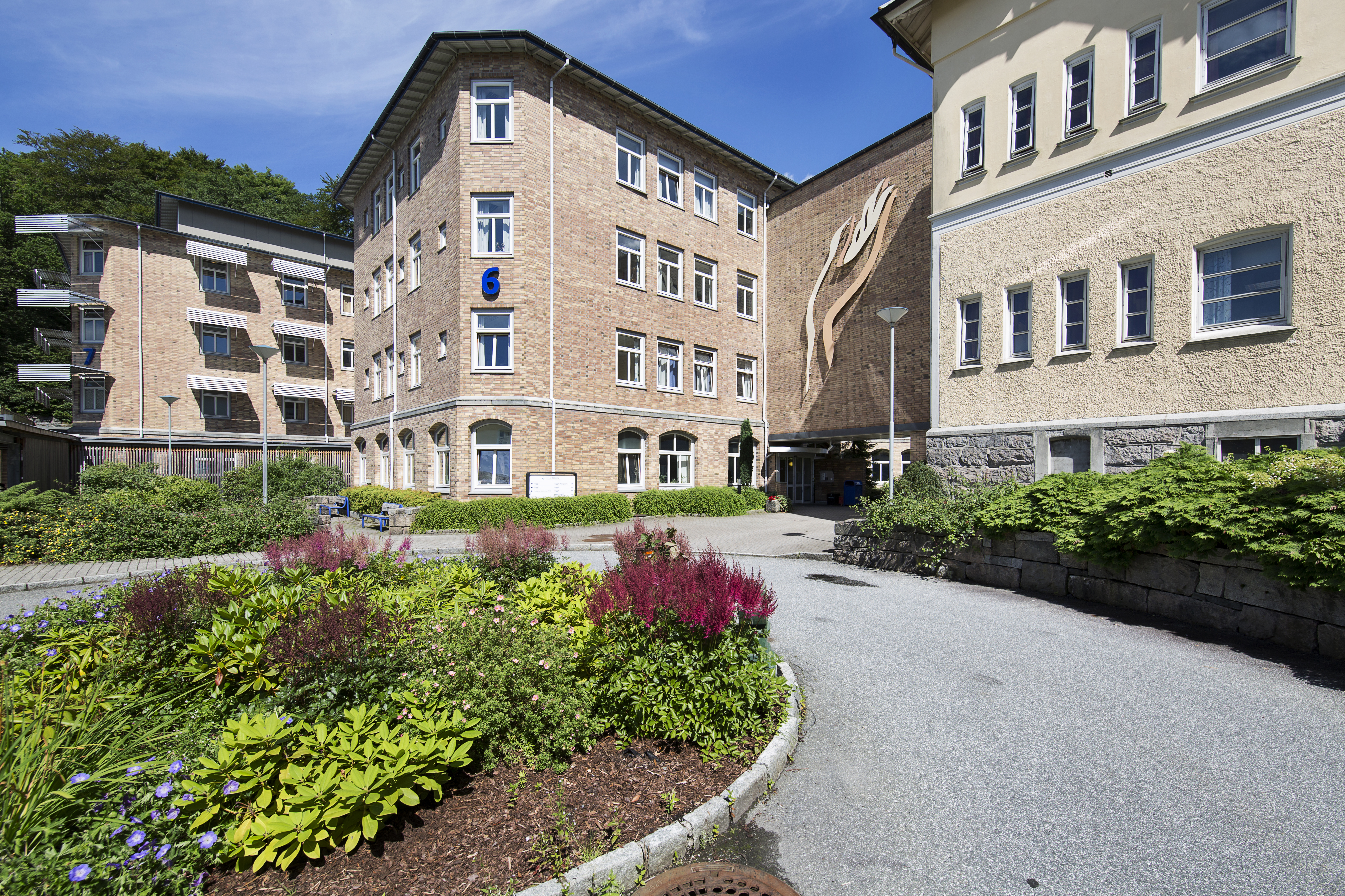 Inngangsparti sjukehusbygg. Foto