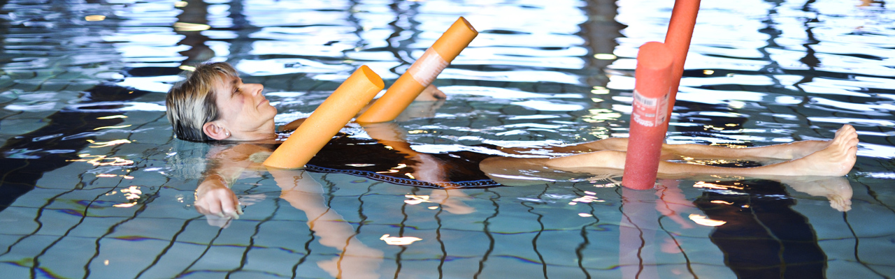 kvinne bader i basseng