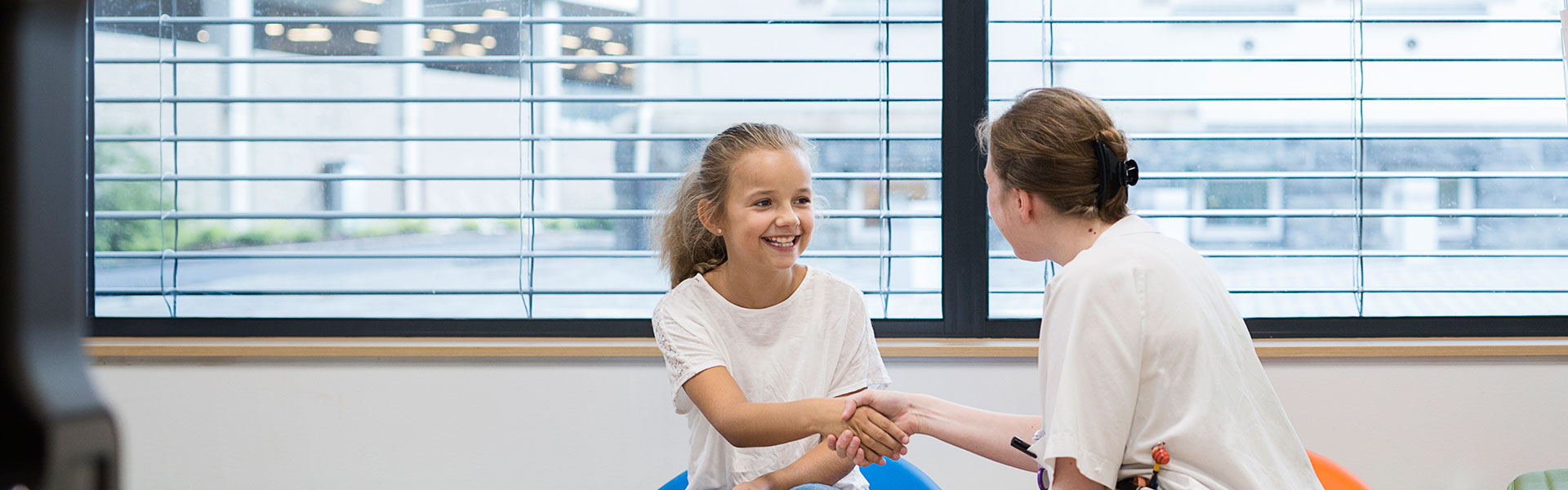 ansatt hilser på jente