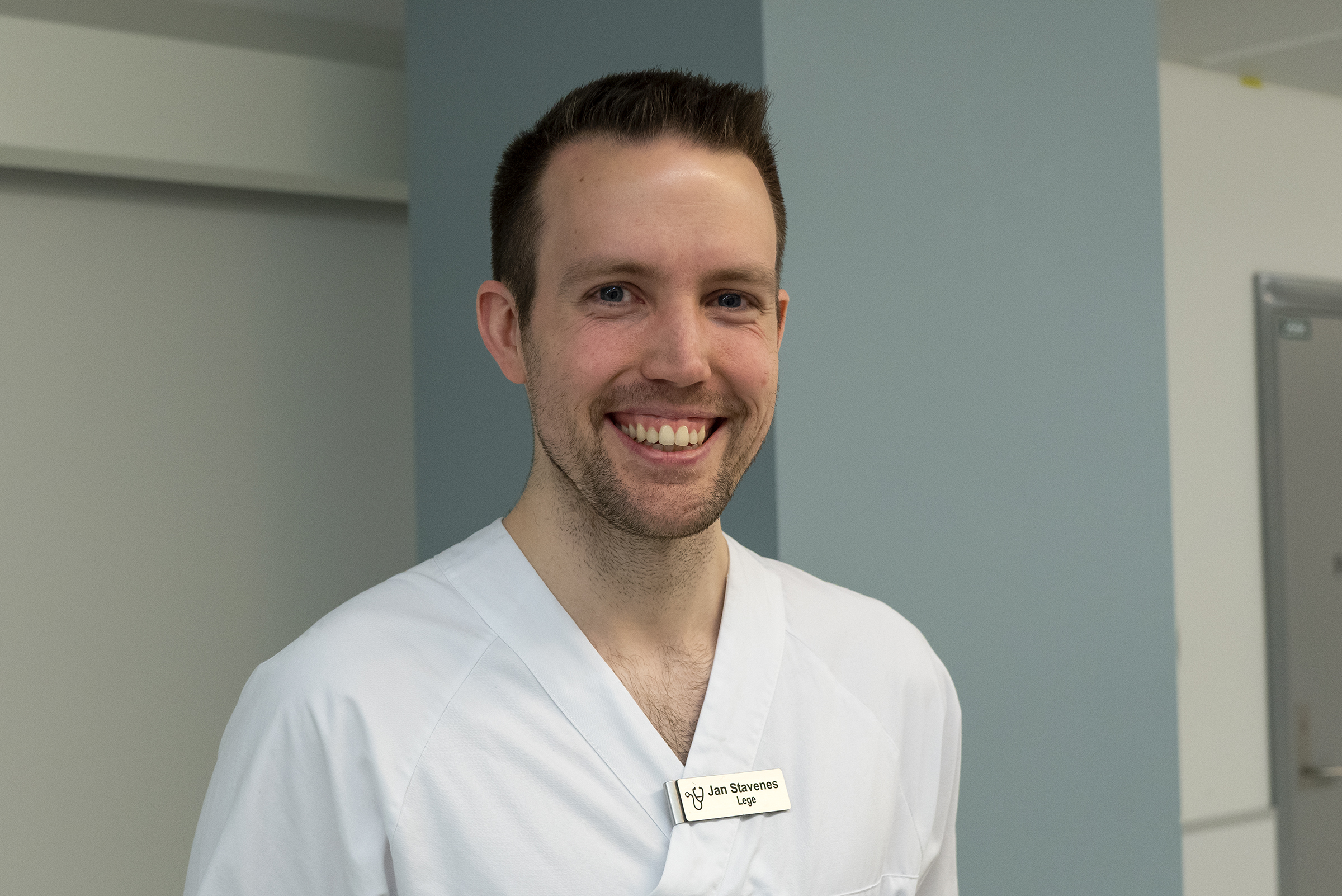 En mann som smiler til kameraet