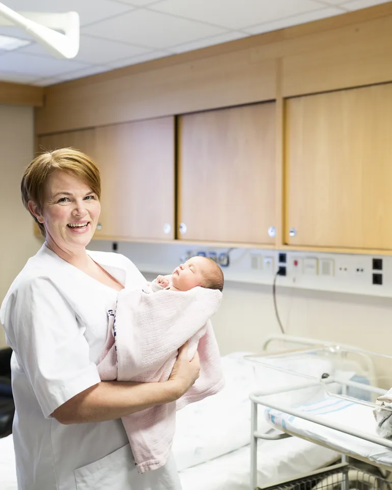 nyfødt barn med pleiar