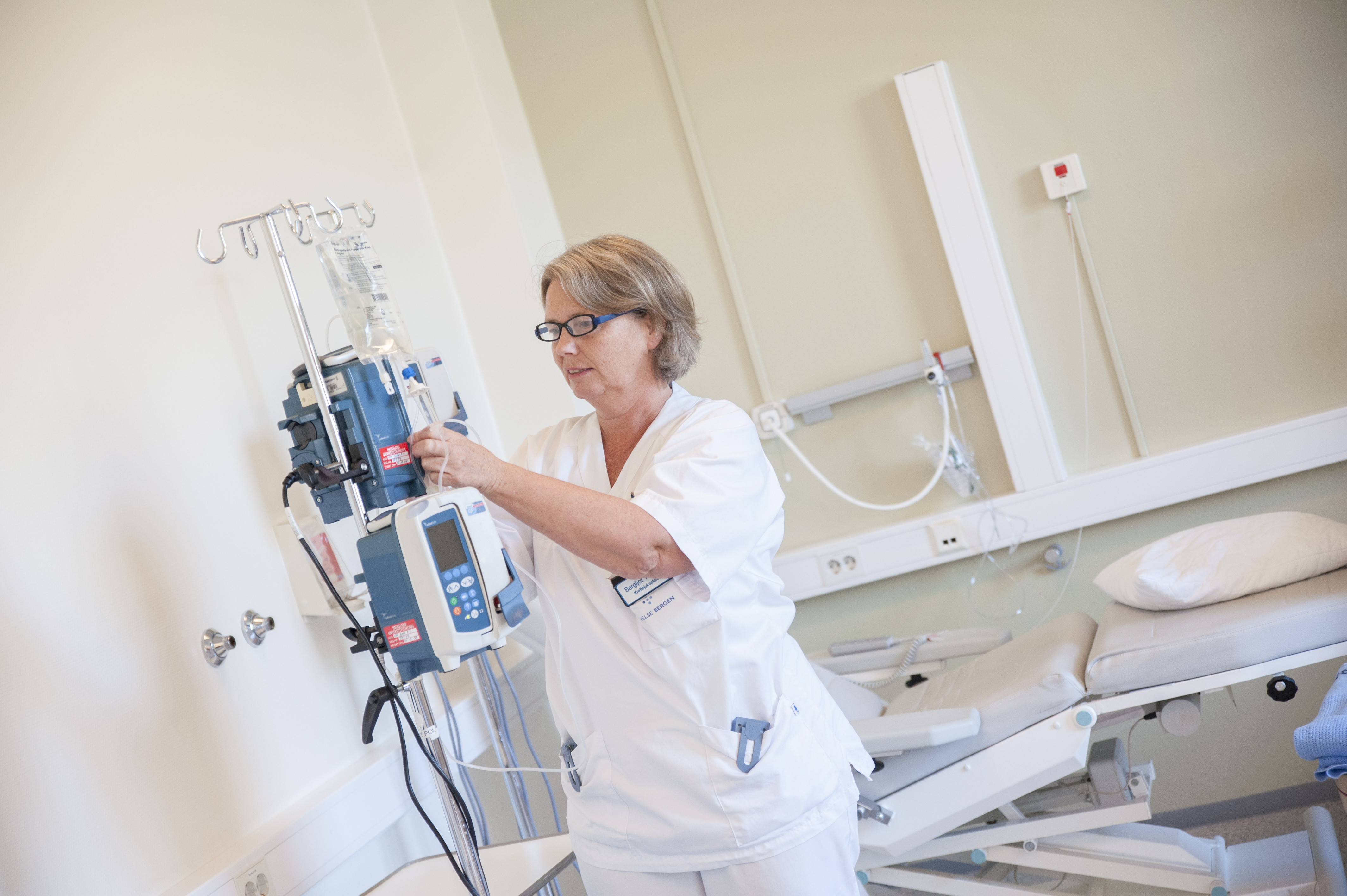 Sykepleier på pasientrom. Foto