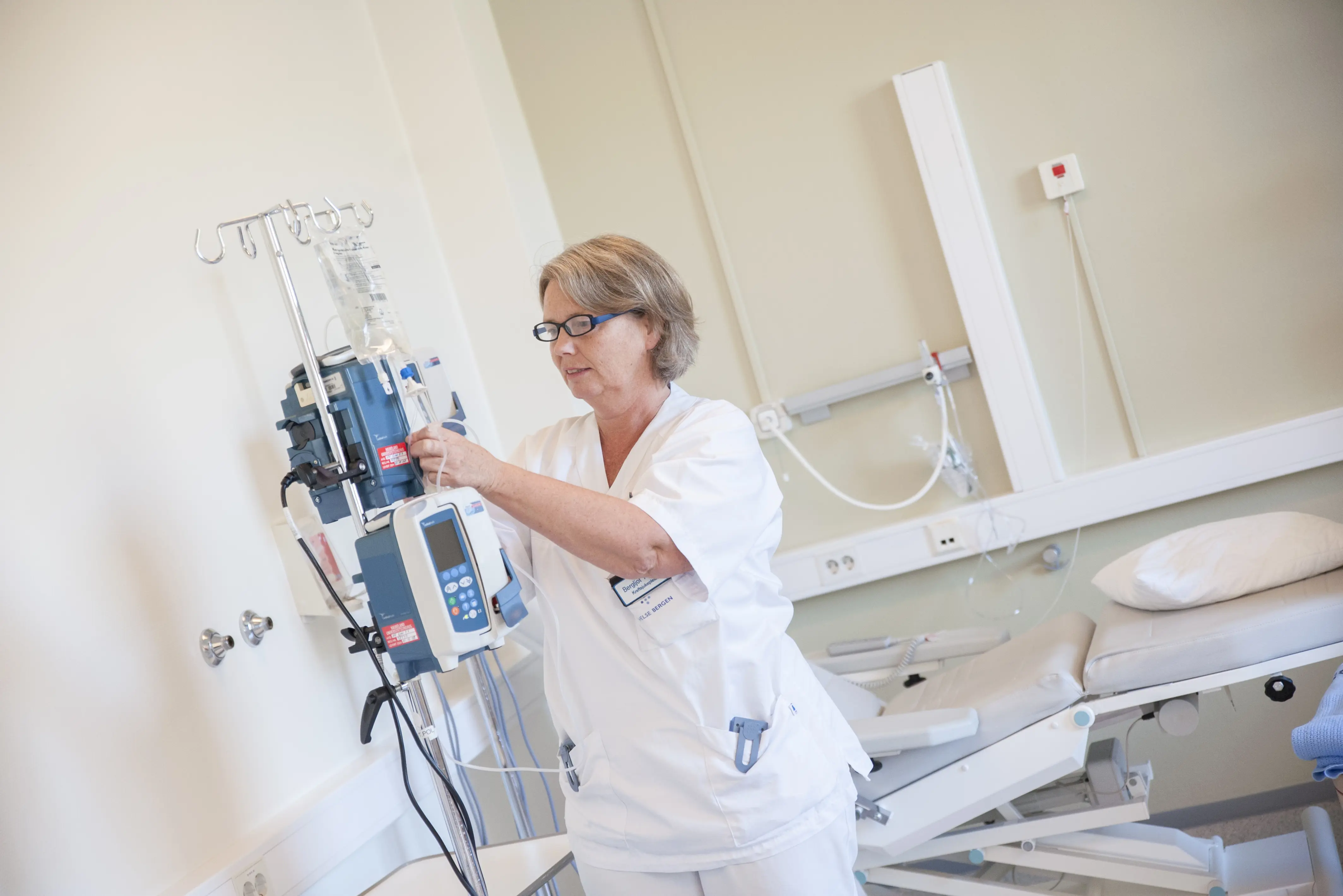 Sykepleier på pasientrom. Foto